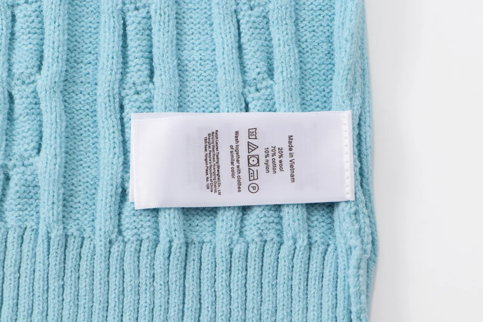 P210 [Ralph Lauren round neck solid color pony embroidery logo twist knitted sweater] ✅Ralph Lauren classic basic versatile knitted pullover crew neck sweater for men and women ✅Main supplier platform live broadcast Wholesale entity Replenish when out of stock will not be removed from the shelves ✅ZP quality 1:1 pattern making Scan the code to enter the GF website Counter quality ✅Detailed quality is the only one in Guangzhou Imported quality cotton yarn Focus on high-end cost-effective Good quality Needless to say ✅The version is restored to the original version. The maximum size can be worn up to 1105 pounds. Loose, comfortable and stress-free. ✅The upper body is simple and easy to match. A must-have for ootd. Good-looking clothes are never picky. A must-have in couples’ wardrobes. Size: S-XL. Color: black, white, gray, royal blue, pink, sky blue, khaki.